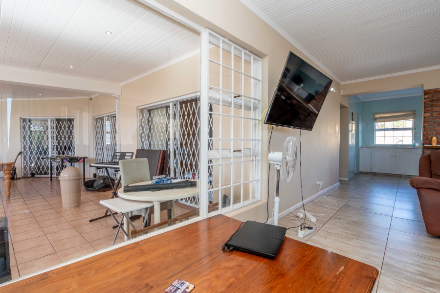 8 Bedroom Property for Sale in Middedorp Western Cape